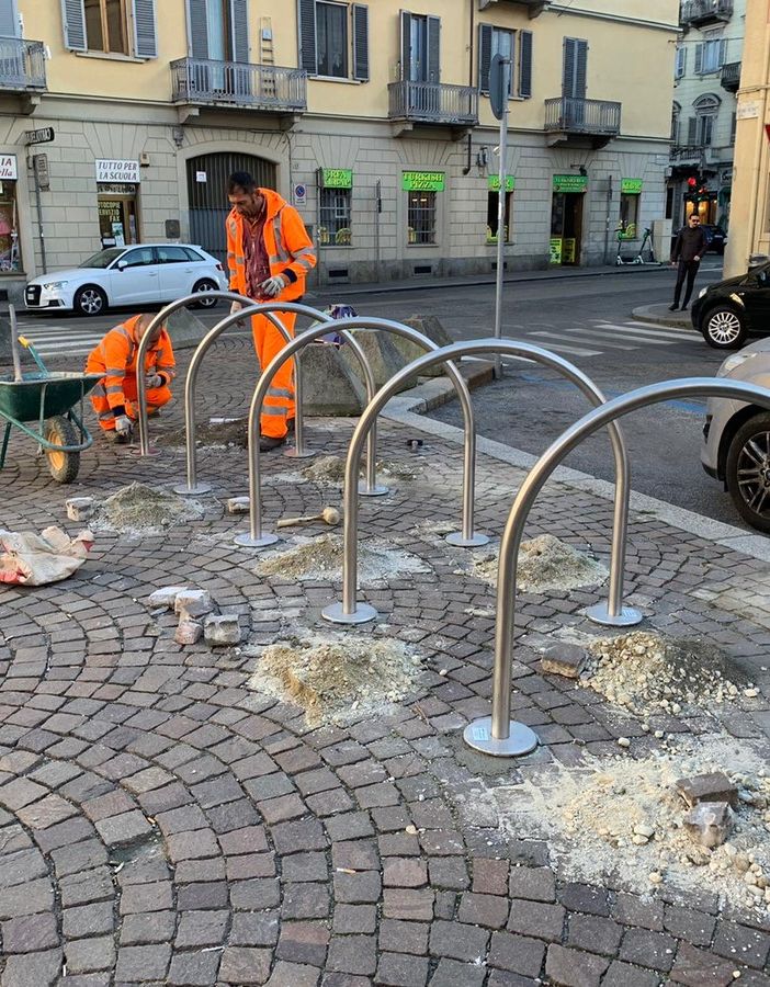 San Donato, in piazza Paravia sono arrivati gli archetti porta-bici