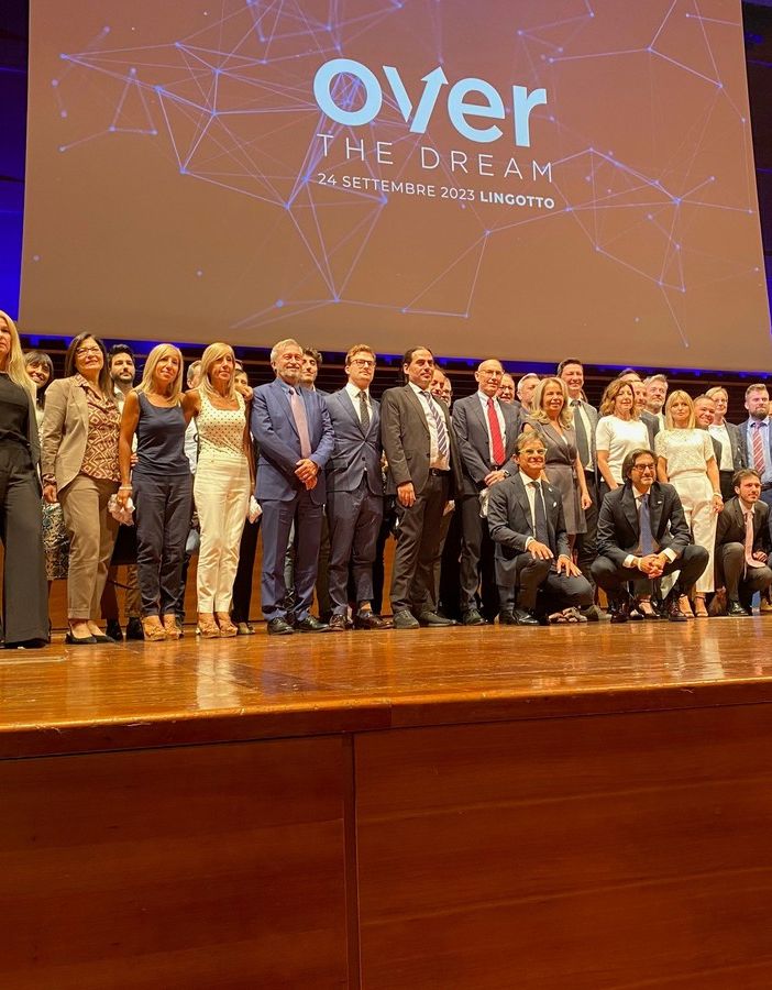 Convention al Lingotto con persone sul palco