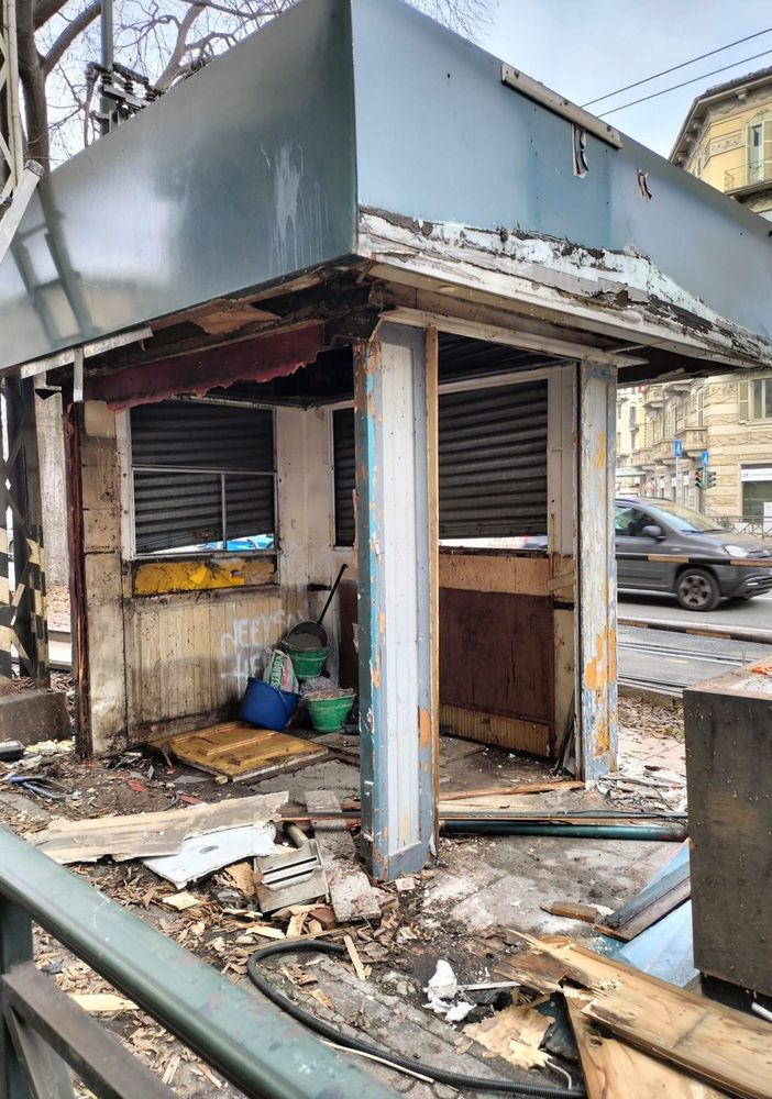 Chiosco abbandonato di corso Peschiera, in corso la rimozione