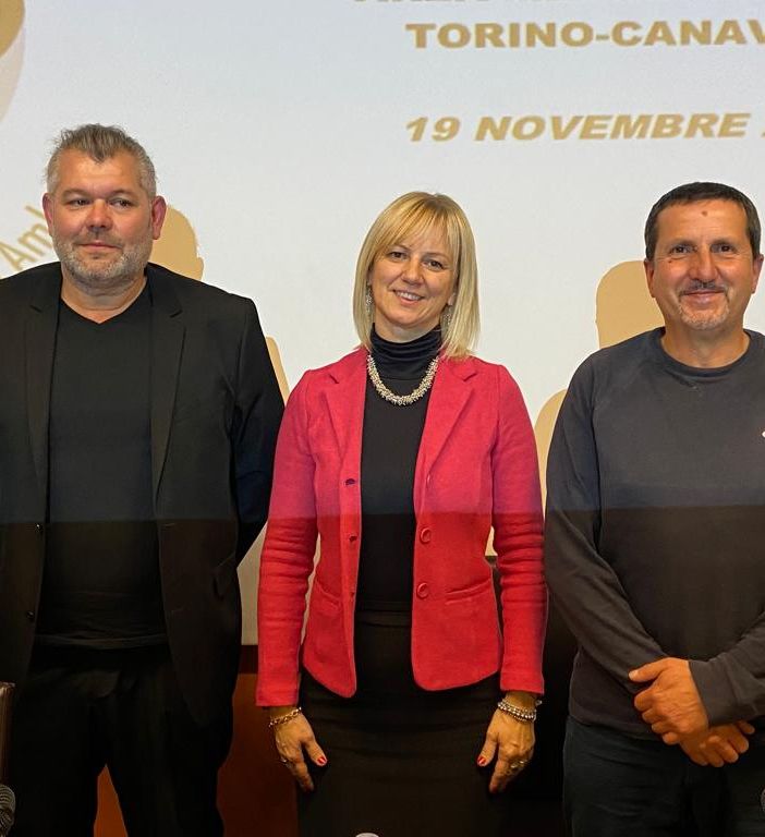 tre persone in posa