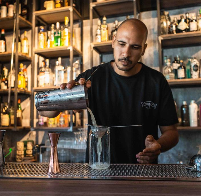L’arte della mixology incontra assenzio e caffè: Affini ospita Jordy di Leone