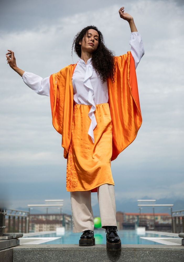 indossatrice con vestiti di moda