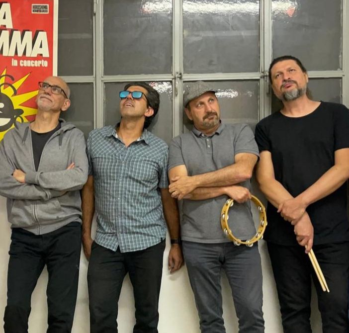 musicisti insieme in piedi