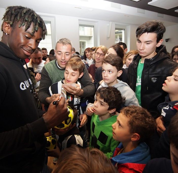 Moise Kean incontra i bambini del centro Paideia
