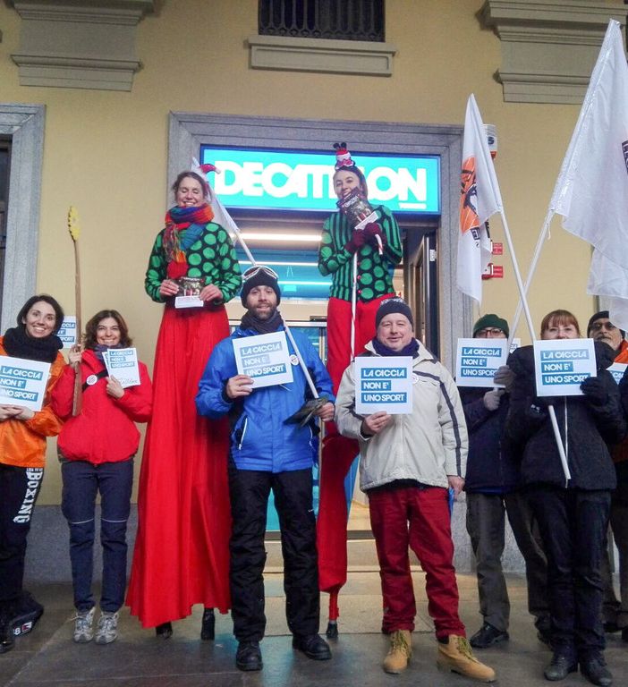Lav contro Decathlon: manifestazione per cancellare il reparto dedicato alla caccia