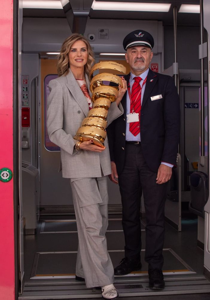 Martina Colombari con trofeo vicino al treno