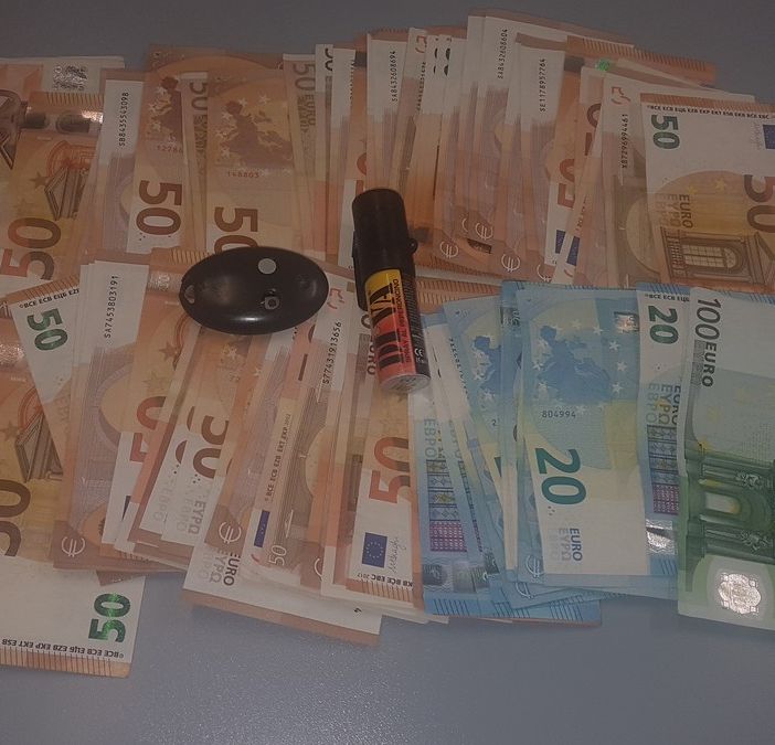 Distraevano le pensionate chiedendo informazioni stradali: presi i ladri della Crocetta