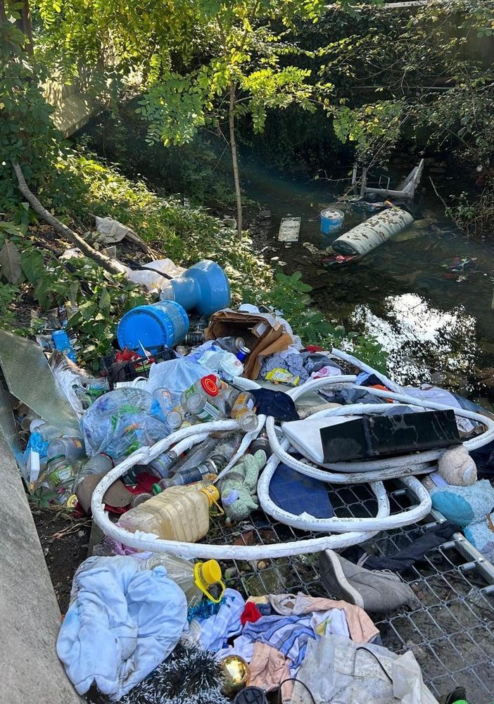 Il rio della Manifattura Tabacchi trasformato in una pattumiera