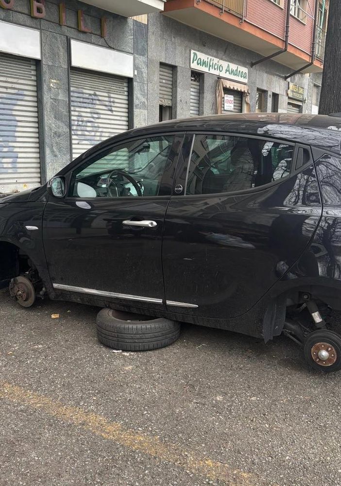Auto che ha subito un furto