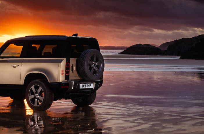 Land Rover Defender incoronata Supreme Winner Women’s World Car of the Year 2021