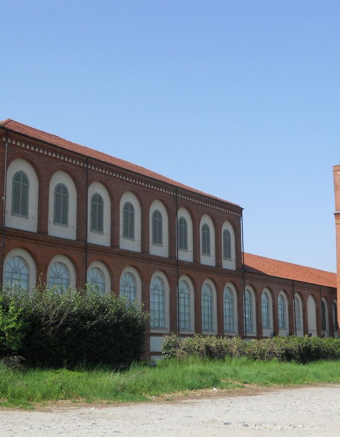 Muro di mattoni esterno con giardino