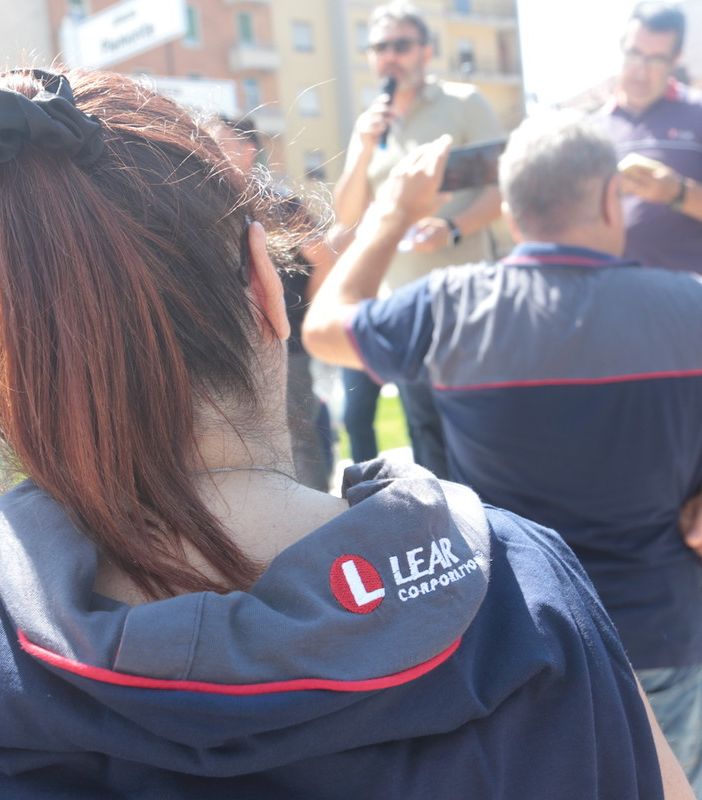 La vertenza Lear non va in ferie, i lavoratori in presidio davanti alla Regione