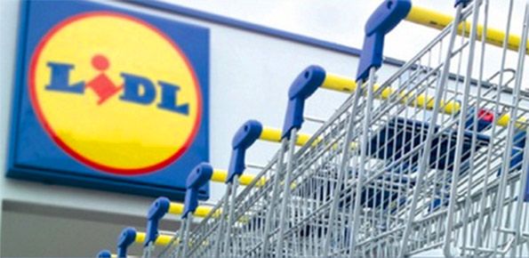 Moncalieri, guardia giurata compiacente aiutava 40enne a rubare al Lidl: entrambi denunciati