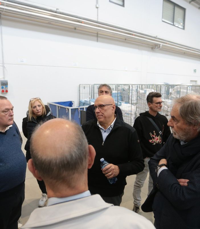 Nella lavanderia di Mappano dove l’AI viene applicata al tessile: i soci del CDO visitano l’azienda [VIDEO]
