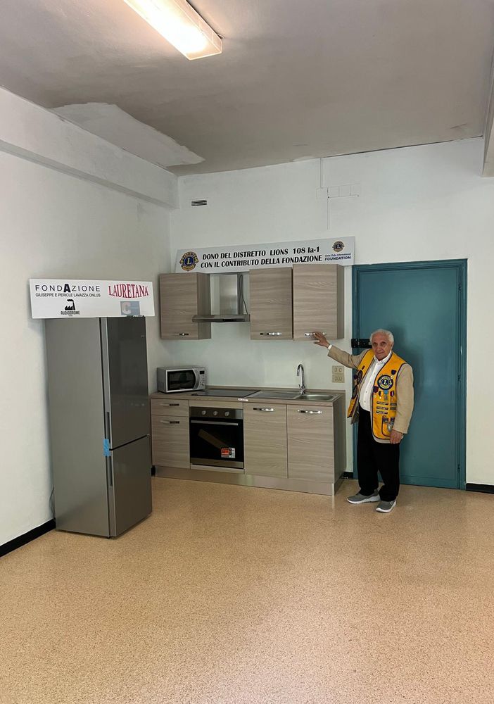 I Lions donano &quot;Una cucina per chi ha fame&quot; al centro di prima accoglienza Housing Cimarosa