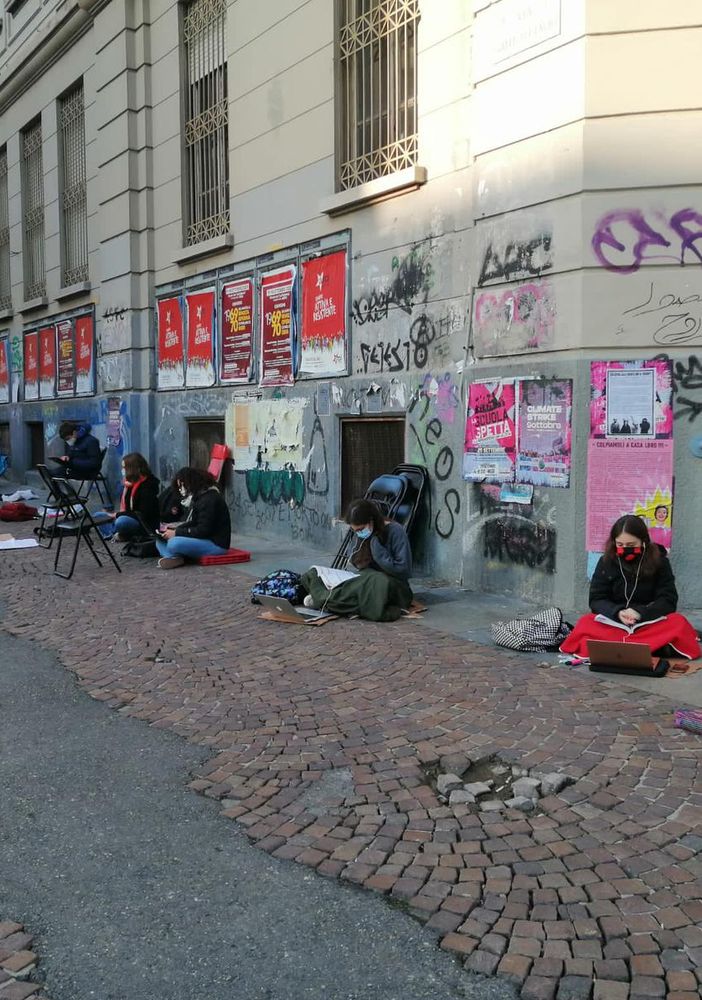 Studenti in strada contro la dad, il duello continua: &quot;Non protestiamo contro la scuola, ma per il diritto di essere in classe&quot;
