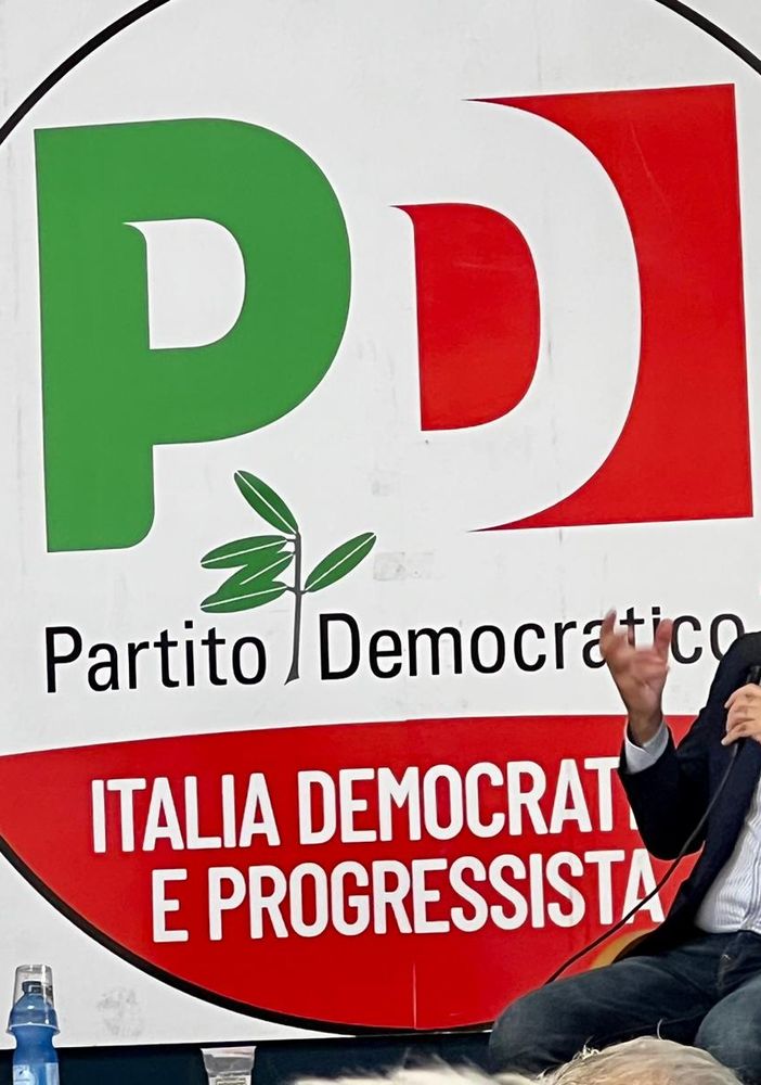 Il sindaco Stefano Lo Russo davanti a bandiera Pd