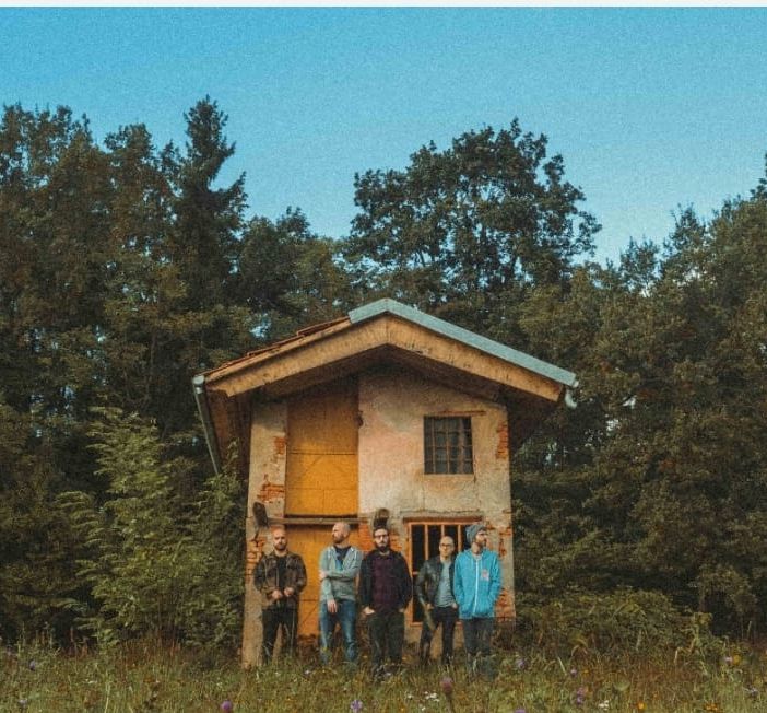 Low Standards, High Fives: atmosfere musicali internazionali e frammenti di realtà