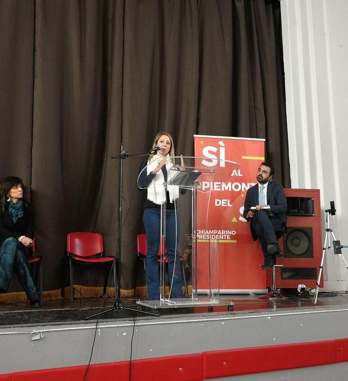 Sul palco dello Sporting vicino a Chiamparino giovane consigliera di Chiomonte, bandiera del sì Tav