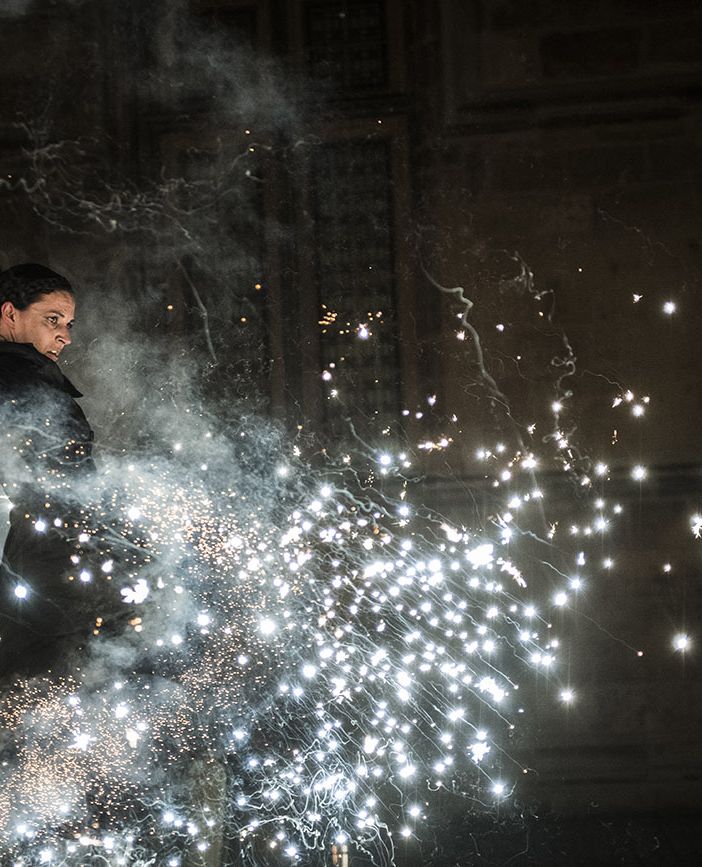 A Lunathica fuoco e fiamme, giocoleria ed escapologia