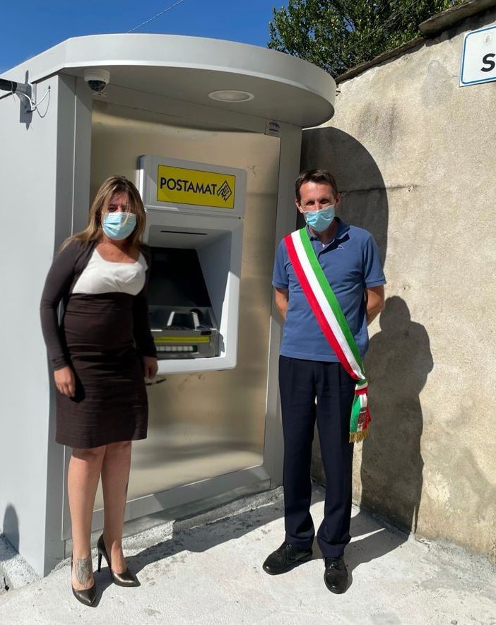 sindaco e funzionario Poste davanti a un bancomat