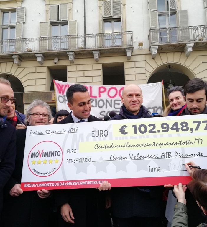 &quot;Noi restituiamo i soldi ai cittadini&quot;: Di Maio a Torino per la donazione dei consiglieri regionali del M5S ai volontari AIB