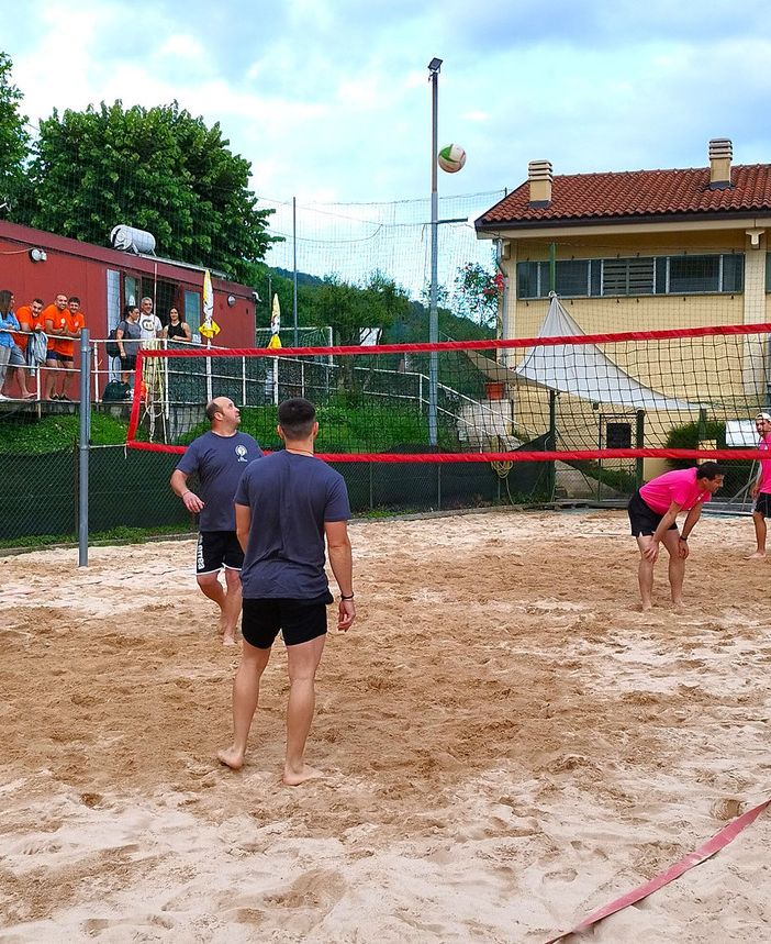 persone che giocano a beach volley