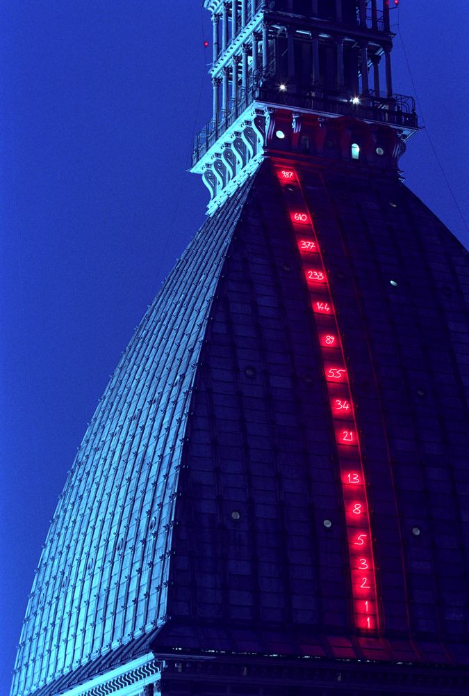 Luci d'artista firmate Mario Merz: installazione permanente sulla Mole