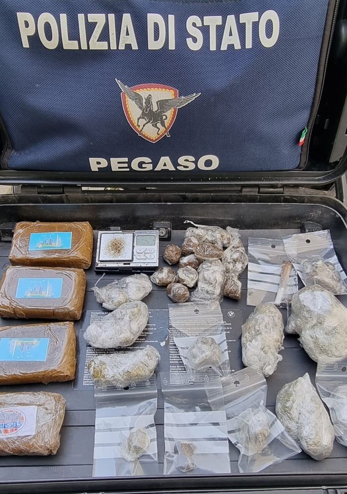 Mirafiori, blitz anti droga della polizia tra via Artom e via Fratelli Garrone: sequestrati oltre 600 grammi di stupefacenti