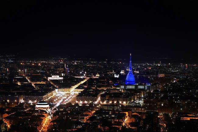 Torino propone un turismo senza Covid. E la Mole si illumina per festeggiare