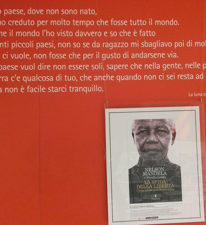 La vita di Nelson Mandela esposta alla Feltrinelli Express di Porta Nuova