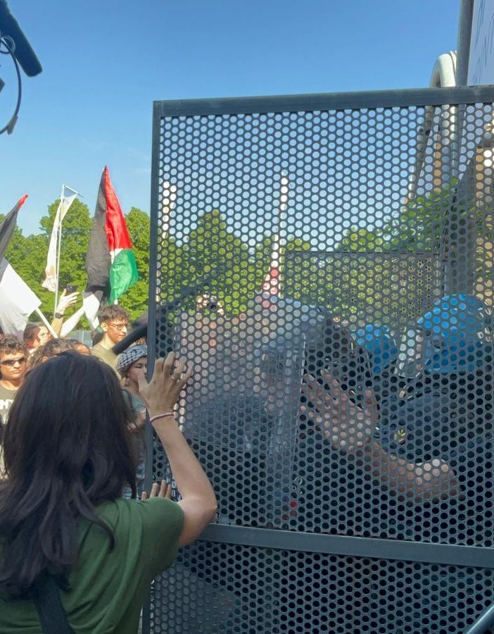 “All eyes on Rafah. Blocchiamo tutto”: corteo pro Palestina davanti al Salone del Libro
