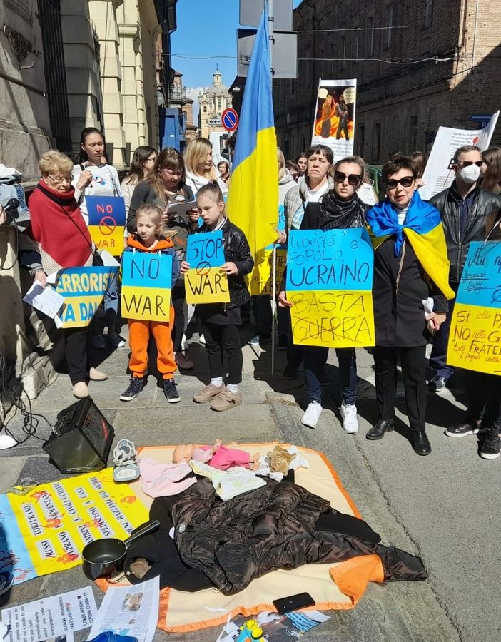 manifestazione con bandiere ucraine