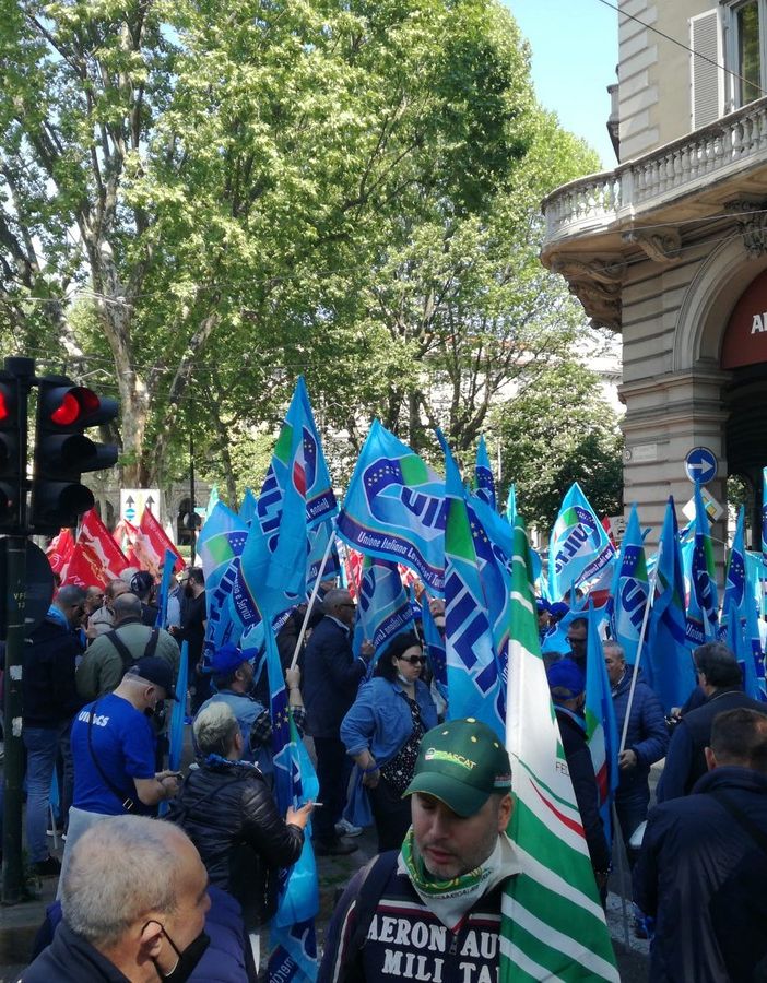 Contratto e dignità. I vigilanti privati bloccano corso Vittorio Emanuele in cerca del rinnovo: &quot;Non si vive con mille euro al mese&quot; [FOTO e VIDEO]