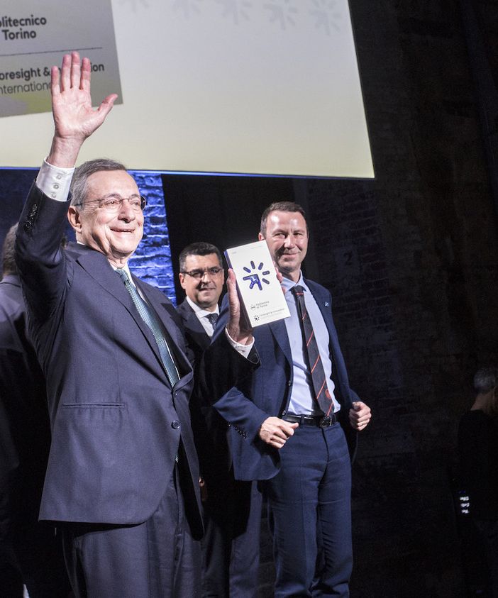 Mario Draghi premiato alle Ogr di Torino