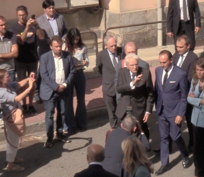 Sergio Mattarella a Brandizzo: il presidente della Repubblica omaggia gli operai caduti con un mazzo di fiori [FOTO e VIDEO]
