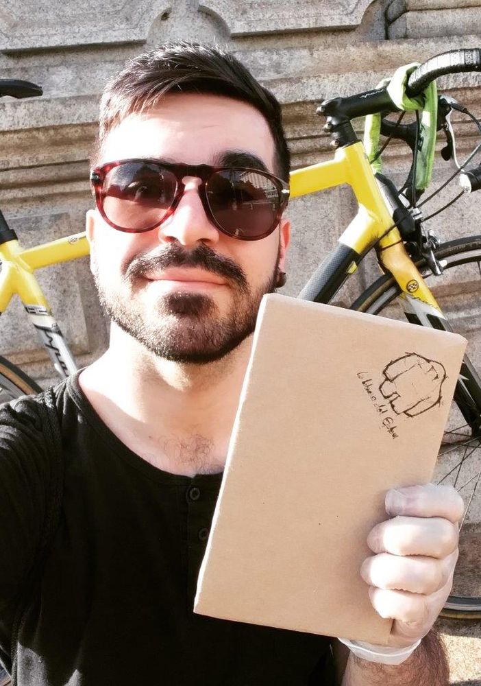 Persona che consegna libri a domicilio