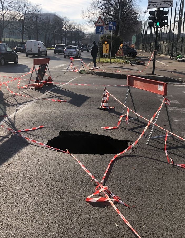 Si apre una maxi voragine a Torino: strada chiusa e disagi