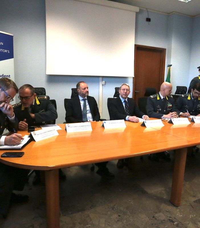 tavolata della conferenza stampa