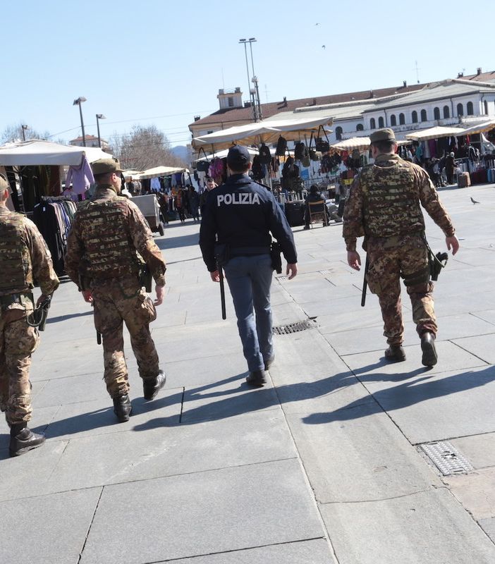 I militari pattugliano tra i banchi di Porta Palazzo. Il Prefetto: &quot;Segno tangibile in tema di sicurezza&quot; [FOTO E VIDEO]