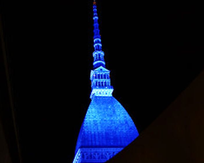 La Mole si accende di blu questa notte