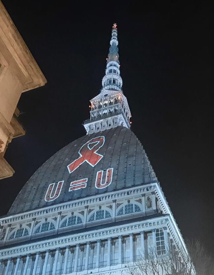 La Mole con il fiocco rosso per la lotta contro l'hiv e per i diritti delle persone sieropositive