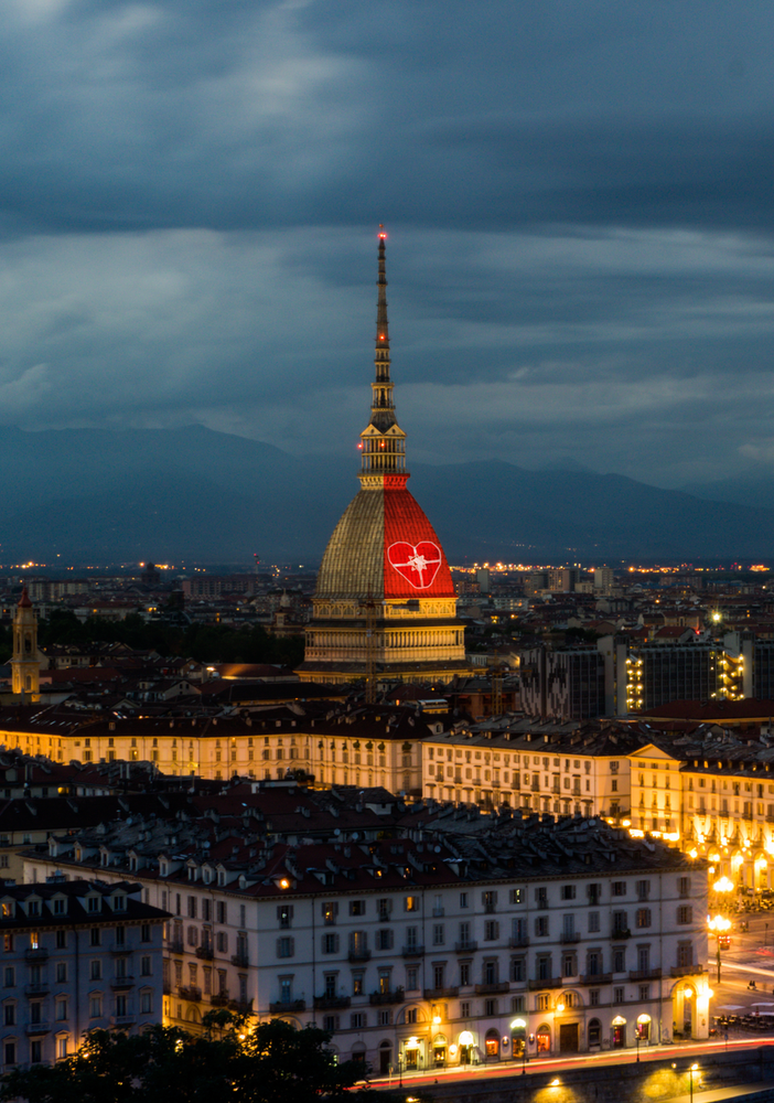 Mole illuminata con cuore rosso
