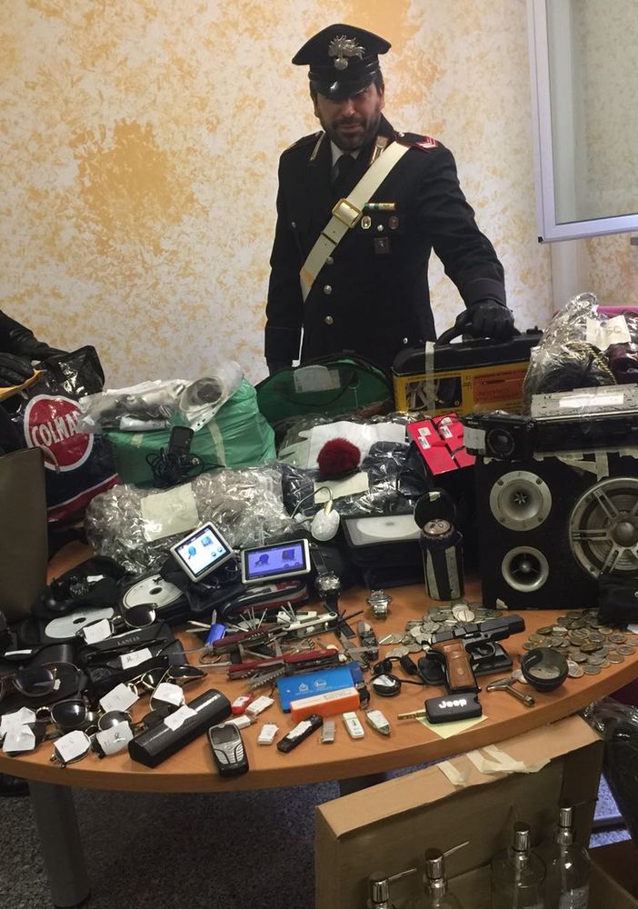 Furti seriali sulle auto in sosta. Arrestato il ricettatore dei topi d’auto