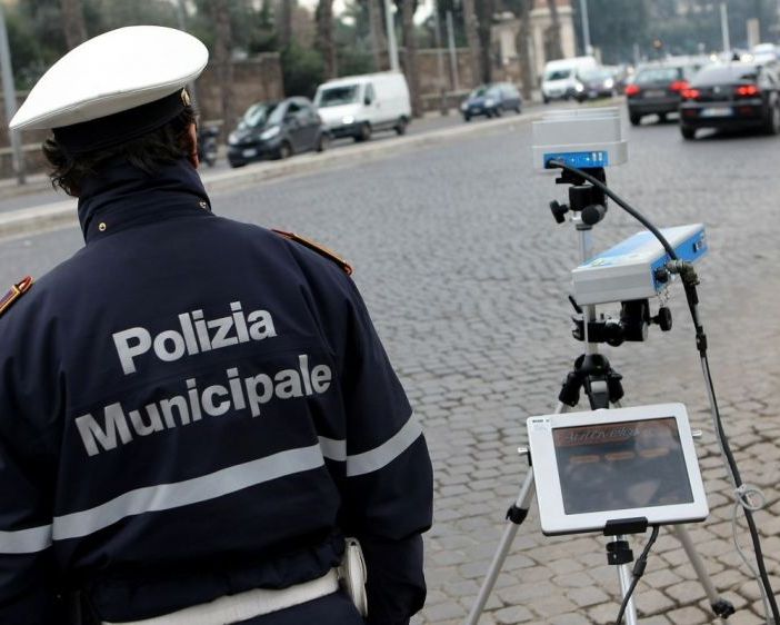 Sfreccia in moto a 172 km orari in corso Potenza. Ma il record non piace al comandante dei vigili: &quot;Sconsiderato&quot;