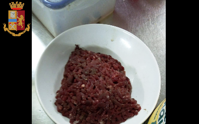 Cibo mal conservato ed escrementi di topo sugli scaffali: sanzioni al bar Norman di piazza Solferino