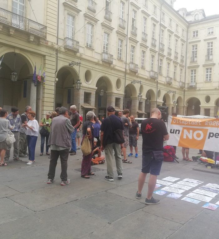 Il Coordinamento No Olimpiadi in protesta davanti al Comune di Torino