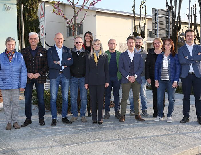Edda Basso (al centro) con il suo gruppo Noi per Piscina