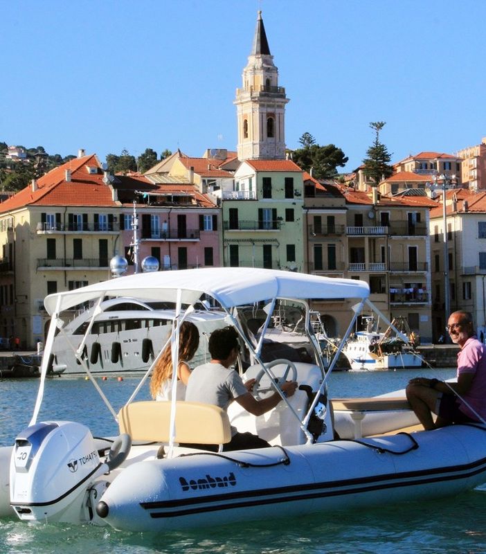 Questa estate perché non noleggi un gommone per andare alla scoperta delle insenature e spiaggette più belle del Mar Ligure di Ponente?