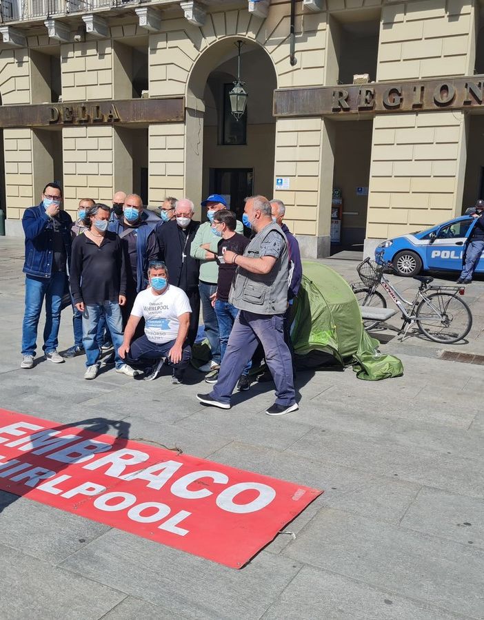 Ex Embraco, nuovo giorno di presidio. Visita dell'arcivescovo Nosiglia agli operai